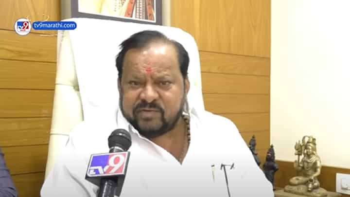 'तेव्हा फडणवीस समोर आले की डोळ्यात पाणी यायचं', शहाजीबापू पाटील यांनी काय सांगितला किस्सा 'तेव्हा फडणवीस समोर आले की डोळ्यात पाणी यायचं', शहाजीबापू पाटील यांनी काय सांगितला किस्सा