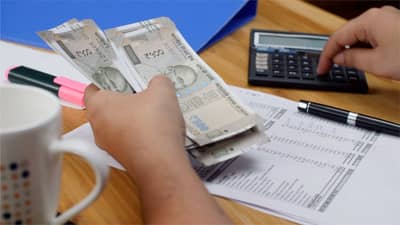 PF सोबत EPS मध्येही दर महिन्याला जमा होतात पैसे, किती वर्षे खाजगी नोकरी केल्यावर किती मिळेल पेंशन ?