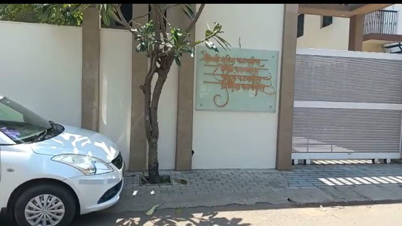 'देवेंद्र फडणवीस यांच्या घराबाहेर बॉम्ब...', फोन खणाणला, नागपूर पोलिस हादरले, काय घडलं? 'देवेंद्र फडणवीस यांच्या घराबाहेर बॉम्ब...', फोन खणाणला, नागपूर पोलिस हादरले, काय घडलं?