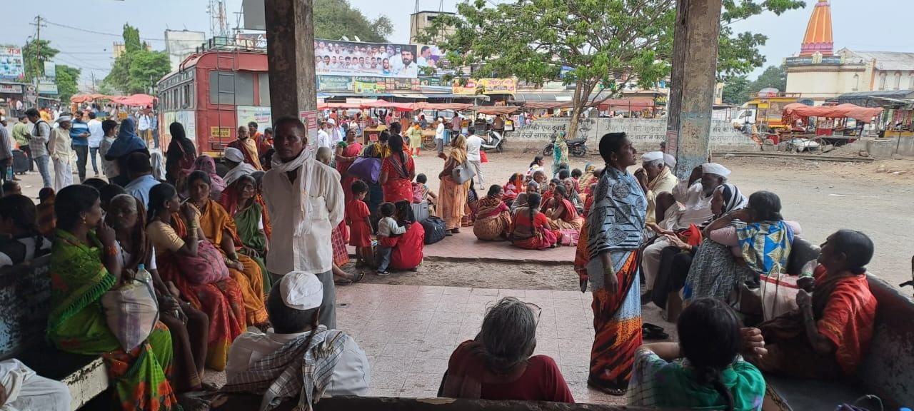 एसटीची 'हाफ तिकीट'द्वारे फुल कमाई सुरूच, दहा दिवसांत 34 कोटी कमविले एसटीची 'हाफ तिकीट'द्वारे फुल कमाई सुरूच, दहा दिवसांत 34 कोटी कमविले