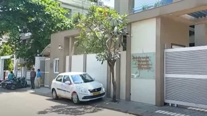 ‘देवेंद्र फडणवीस यांच्या घराबाहेर बॉम्ब…’, 'त्या' फेक कॉलनंतर नागपूर पोलीस सतर्क अन् ... ‘देवेंद्र फडणवीस यांच्या घराबाहेर बॉम्ब…’, 'त्या' फेक कॉलनंतर नागपूर पोलीस सतर्क अन् ...