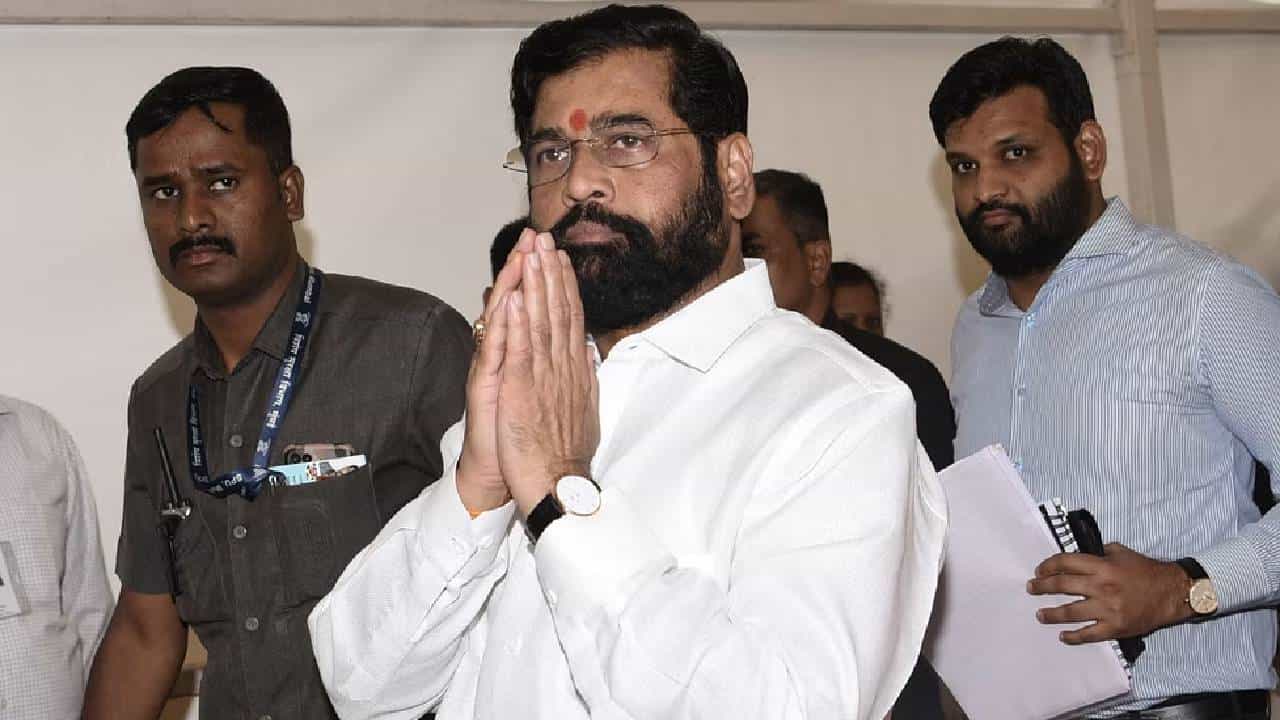 मुख्यमंत्र्यांच्या सावरकर यात्रेने उपस्थित केलेले प्रश्न सुटणार का?; राष्ट्रवादीच्या खासदाराचा शिंदेंनाच प्रतिसवाल