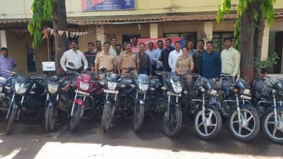 दोघा चोरट्यांनी एवढ्या दुचाकी चोरल्या की, पोलिसांनी डोक्यालाच हात लावला; गुन्हेही एवढे की...