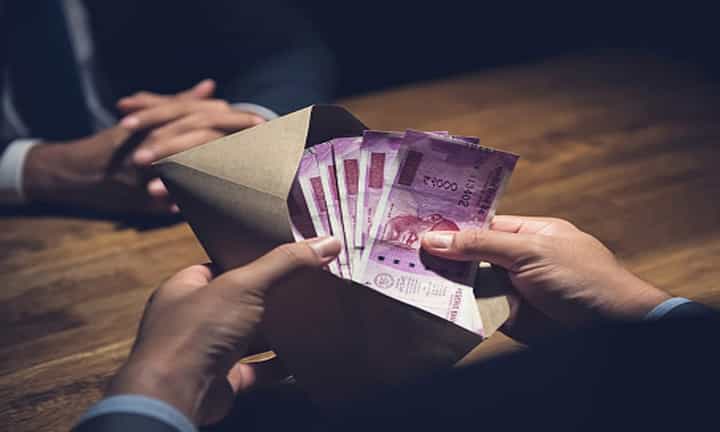 काँग्रेस आमदाराच्या नावानं मागितली लाच अन्..., कुठं घडला धक्कादायक प्रकार काँग्रेस आमदाराच्या नावानं मागितली लाच अन्..., कुठं घडला धक्कादायक प्रकार