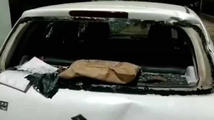 गुलाबराव पाटलांच्या पाळधी गावात 2 गटामध्ये तुफान दगडफेक गुलाबराव पाटलांच्या पाळधी गावात 2 गटामध्ये तुफान दगडफेक