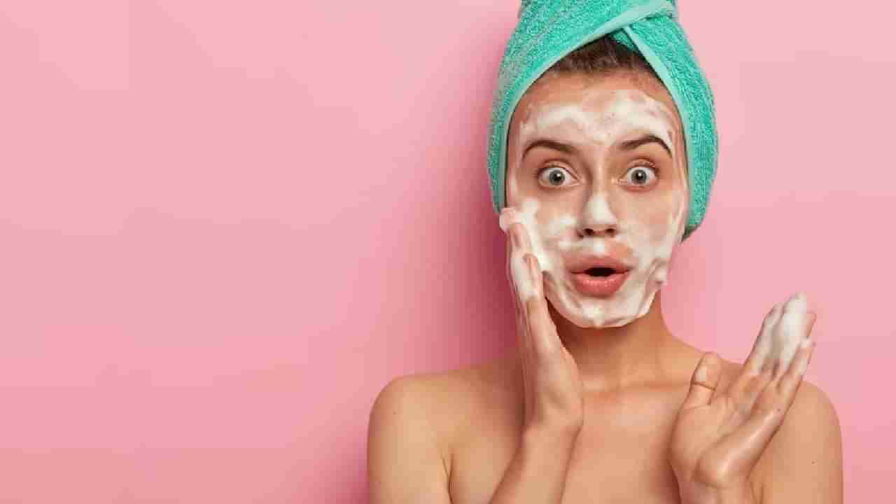 चेहऱ्याच्या नाजूक त्वचेवर खसखसून लावताय साबण ? जरा सांभाळून, त्वचा होईल ना खराब !