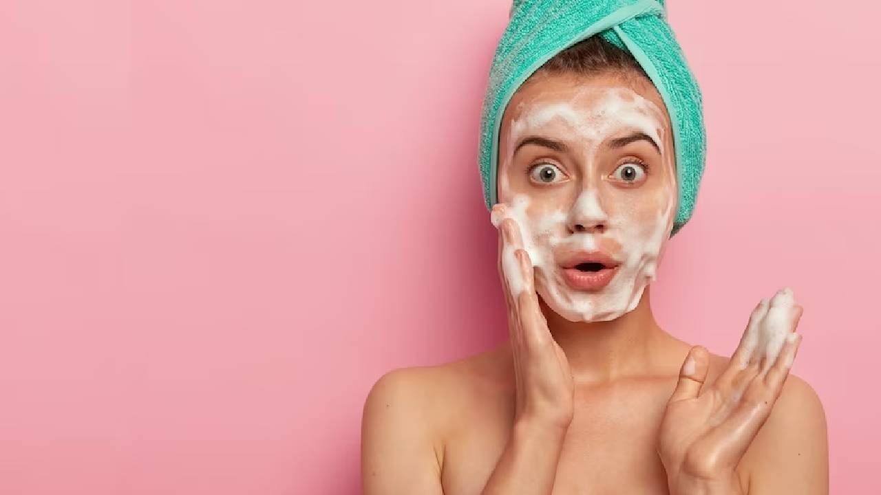 चेहऱ्याच्या नाजूक त्वचेवर खसखसून लावताय साबण ? जरा सांभाळून, त्वचा होईल ना खराब !