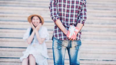 उतावळ्या नवऱ्यांचं गुडघ्याला बाशिंग, इथे नवरीलाच दिला जातोय हुंडा?, कारण वाचाल तर...