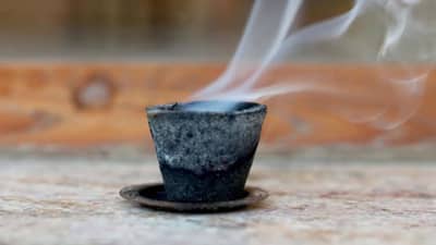 घरात असेल वास्तूदोष तर गुग्गूळ धूपाचा हा उपाय आहे प्रभावी, दूर होते नकारात्मक उर्जा