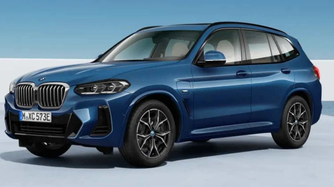 BMW X3 xDrive20d xLine या व्हेरियंटची किंमत 67 लाख 50 हजार (एक्स-शोरुम) इतकी आहे. तर BMW X3 xDrive20d M Sport या व्हेरियंटची किंमत 69 लाख 90 हजार रुपये इतकी आहे. दोन्ही व्हेरियंट आजपासून डीलर्सकडे उपलब्ध आहेत. (Photo- BMW)