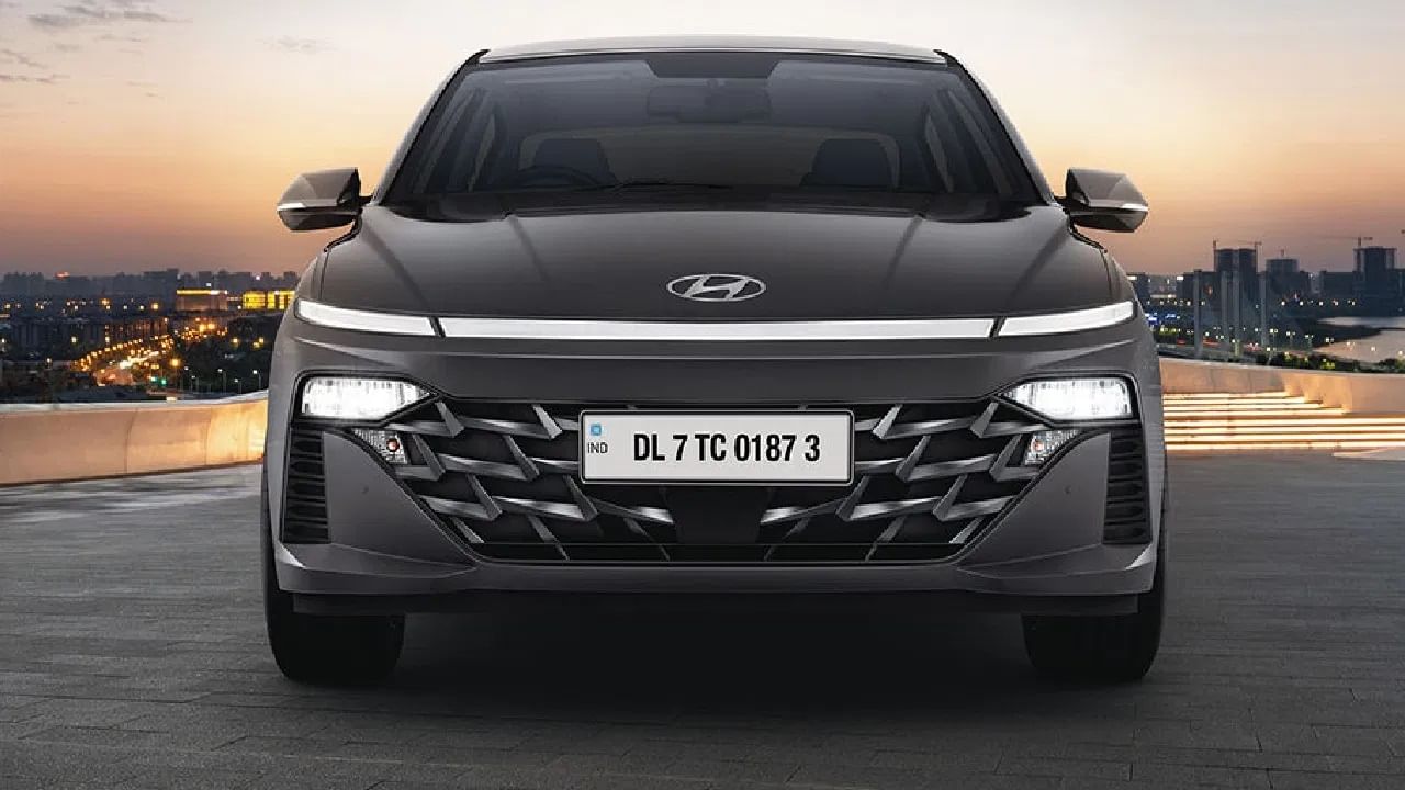 ह्युंदाईचं वरना मॉडेल दिसायला आकर्षक आहे. कंपनीने गाडी लाँच केल्यानंतर डिलिव्हरी सुरु केली आहे. या मॉडेलसाटी 8 हजाराहून अधिक बुकिंग मिळाली आहे. त्यामुळे येत्या काही दिवसात हा आकडा वाढण्याची शक्यता आहे. (Photo: Hyundai)