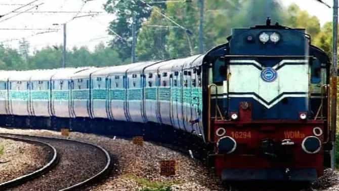 आईच्या कुशीत झोपली होती चिमुरडी, त्याची नजर गेली पण प्रवासी सतर्क झाले अन्...