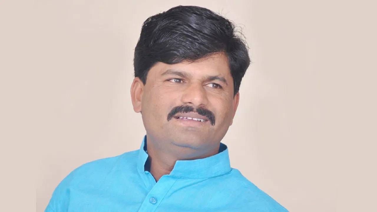 आम्ही पवार महाराष्ट्राला लागलेली कीड?; गोपीचंद पडळकर यांनाच विचारला गेला सवाल... आम्ही पवार महाराष्ट्राला लागलेली कीड?; गोपीचंद पडळकर यांनाच विचारला गेला सवाल...