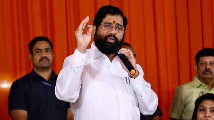 म्हणून सावरकर गौरव यात्रेचं आयोजन, शिवसेनेच्या आमदारानं काँग्रेसला सुनावलं म्हणून सावरकर गौरव यात्रेचं आयोजन, शिवसेनेच्या आमदारानं काँग्रेसला सुनावलं