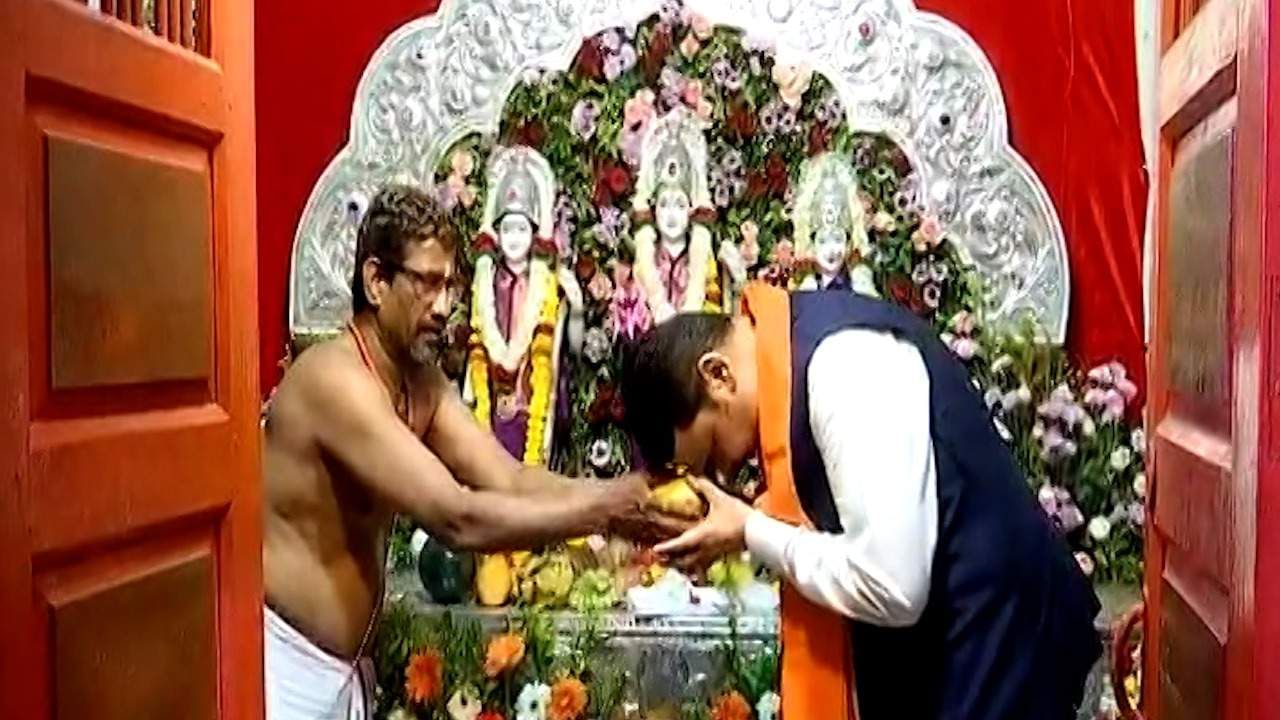 रामनवमीच्या उत्सवानिमित्त ठिकठिकाणी शोभायात्रा; देवेंद्र फडणवीस यांनी येथे घेतले रामाचे दर्शन