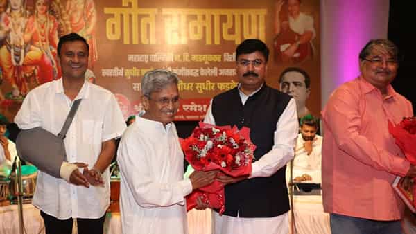 रामनवमीच्या पूर्वसंध्येला ( बुधवारी) , शिवसेना लोकसभा गटनेते खासदार राहुल शेवाळे यांच्या वतीने प्रभादेवीच्या रवींद्र नाट्य मंदिरात आयोजित करण्यात आलेल्या ' गीतरामायण ' या कार्यक्रमाला रसिक श्रोत्यांनी हजेरी लावली.