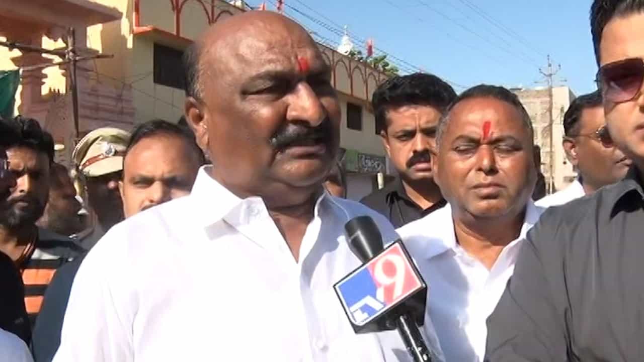 रक्षण करणाऱ्या पोलिंसावर दगडफेक करणे योग्य नाही; कारवाई तर होणारच : संदिपान भुमरे रक्षण करणाऱ्या पोलिंसावर दगडफेक करणे योग्य नाही; कारवाई तर होणारच : संदिपान भुमरे