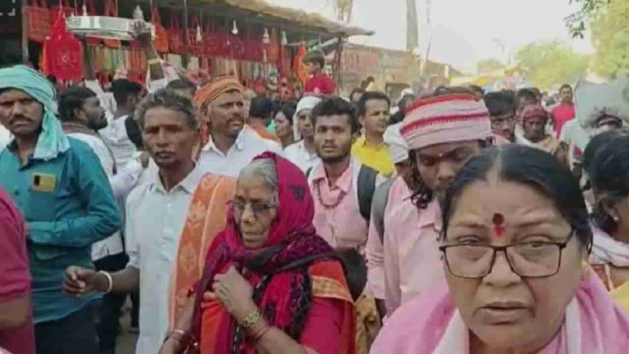 ११ दिवस पायी चालत घेतले या महाराजांचे दर्शन; इतक्या किलोमीटरची केली भाविकांनी पदयात्रा