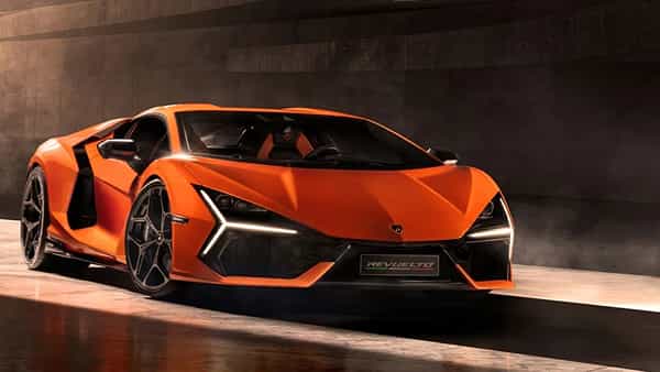 Lamborghini Revuelto चं इंजिन नव्या एस्पिरेटेड V12 वर आधारित आहे. पहिल्यांदा तीन इलेक्ट्रिक मोटर्स आणि एक 3.8 किलोवॅट लिथियम आयन बॅटरी पॅक प्लग-इन हायब्रिड सिस्टमशी जोडलेला आहे. हे इंजिन 6.5 लिटर एल545 इंजिन लेम्बोर्गिनीनं बनवलेलं सर्वात हलकं आणि शक्तिशाली 12 सिलेंडरचं आहे. हे इंजिन अधिकतम 9500 आरपीएम रेडलाइनसह 9250 आरपीएमवर 825 एचपी जनरेट करते. तर 6750 आरपीएल अधिकतम 725 एन टॉर्क जनरेट करते. (फोटो: Revuelto)