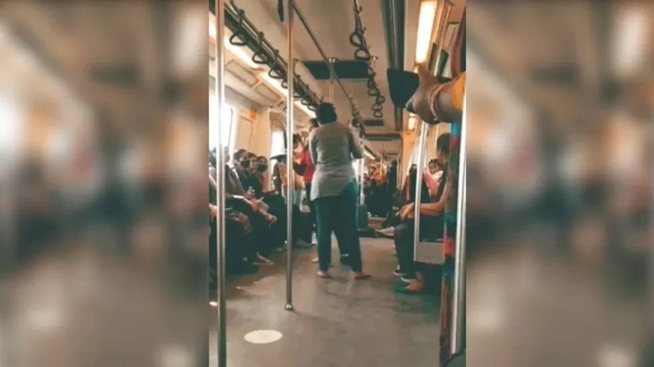 मेट्रोतही बसण्यावरून राडा, हातात 'चप्पल' घेऊन दोन महिला भिडल्या, दीड लाख लोकांनी व्हिडीओ पाहिलाय; तुम्ही?