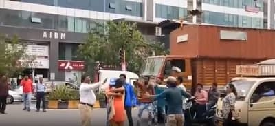 पुणे शहरात भरस्त्यात काय चालले, वाहतूक थांबली, लोक थांबले तरीही रोमान्स सुरु, पाहा Video