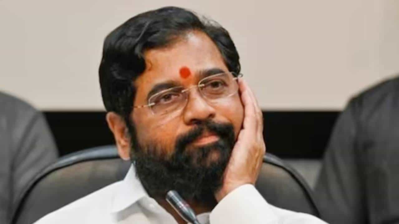 मुख्यमंत्री दाढीला गुळगुळीत कात्री लावतील काय?; दैनिक सामनातून एकनाथ शिंदे यांना का करण्यात आला सवाल?