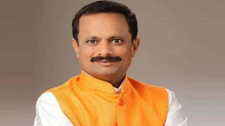 पवारांच्या स्क्रीप्टप्रमाणे पक्ष काँग्रेस, राष्ट्रवादीच्या वळसनीला बांधला; नरेश म्हस्केंची कोणावर खरमरीत टीका पवारांच्या स्क्रीप्टप्रमाणे पक्ष काँग्रेस, राष्ट्रवादीच्या वळसनीला बांधला; नरेश म्हस्केंची कोणावर खरमरीत टीका