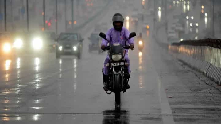 पुण्याच्या भोर तालुक्यात अवकाळी पावसानं नागरिकांची उडाली दाणादाण पुण्याच्या भोर तालुक्यात अवकाळी पावसानं नागरिकांची उडाली दाणादाण