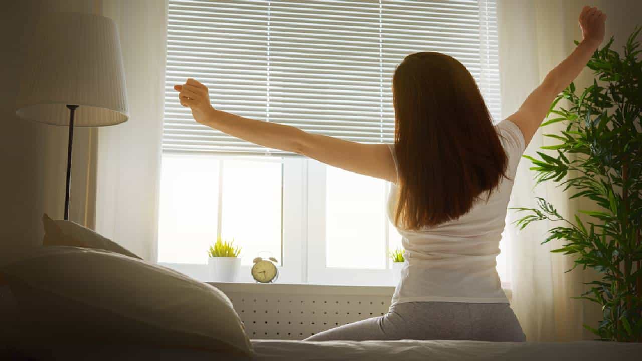 सूर्योदयापूर्वी उठा अनेकांना रात्री झोप न येण्याची समस्या सतावत असते. ज्यांना निद्रानाशाची समस्या असेल त्यांनी सकाळी लवकर उठण्याची सवय लावावी. कारण जे लवकर उठतात त्यांना रात्री लवकर आणि निवांत झोप लागते. शिवाय लवकर उठल्यामुळे दिवसभराची कामे वेळेत पूर्ण होतात.