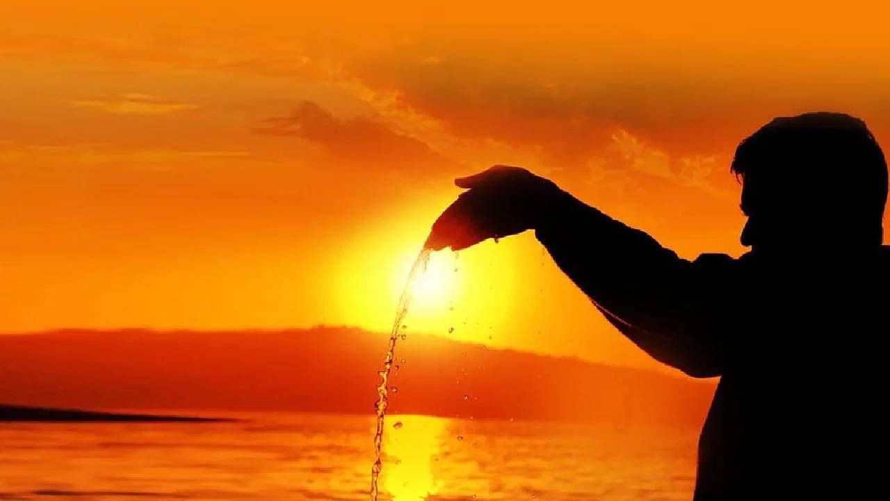 सूर्याला पाणी अर्पण करा सकाळी उठल्यानंतर भगवान सूर्यदेवांना अवश्य जल अर्पण करा. ज्या घरांमध्ये लोक त्याचे नियमित पालन करतात, तेथे गरिबी दूर राहते. मुलांच्या हाताने सकाळी सूर्यदेवाला जल अर्पण केल्यास त्यांच्या बुद्धीचाही विकास होतो. सूर्याला जल अर्पण करताना सात वेळा प्रदक्षिणा करून खाली लिहिलेल्या मंत्रांचा जप करावा.  1. ओम सूर्याय नमः 2. ओम भानवे नमः 3. ओम खगाय नमः 4. ओम भास्कराय नमः, 5. ओम आदित्यय नमः