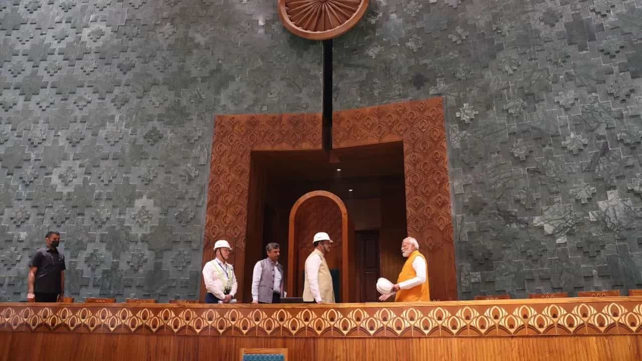 पंतप्रधान नरेंद्र मोदी गुरुवारी अचानक नव्या संसद भवानात पोहोचले. ज्याठिकाणी मोदी यांनी प्रत्येक गोष्टीचा आढावा घेतला.