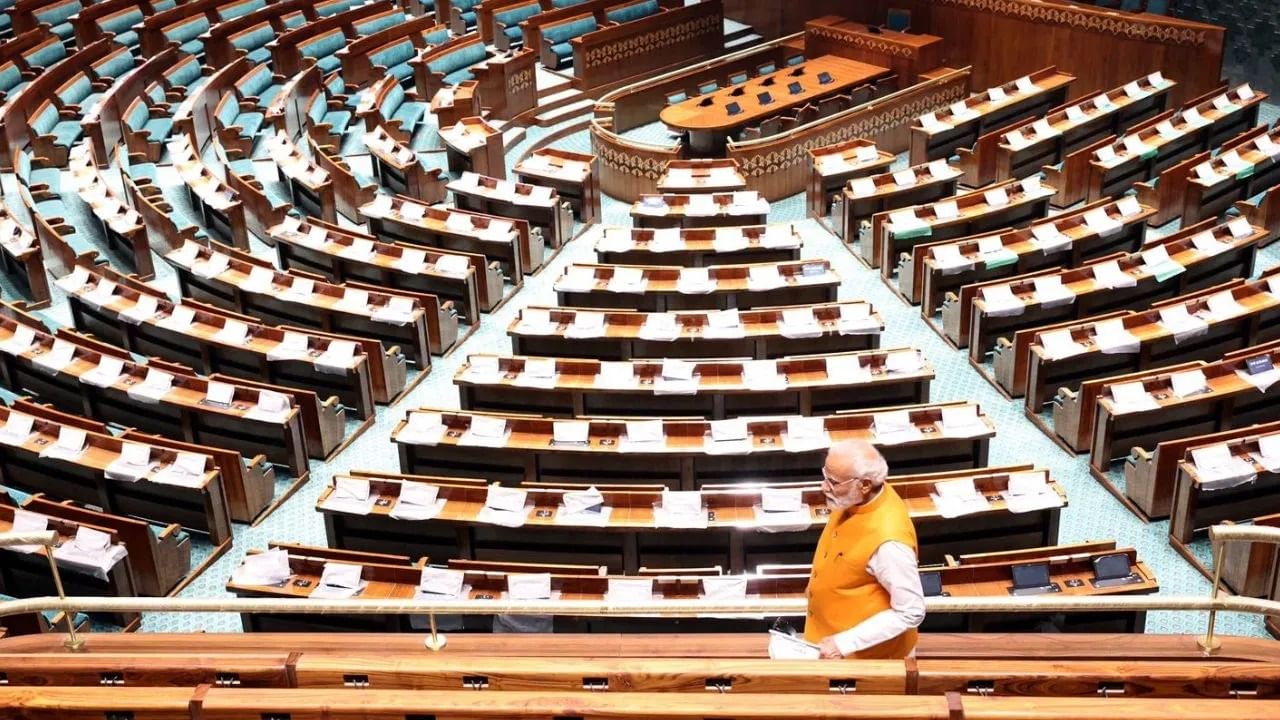 पंतप्रधान नरेंद्र मोदी नव्या संसद भवनात जवळपास एक तासापेक्षा अधिक वेळ होते. त्यांनी प्रत्येक कामाचं निरिक्षण केलं.  