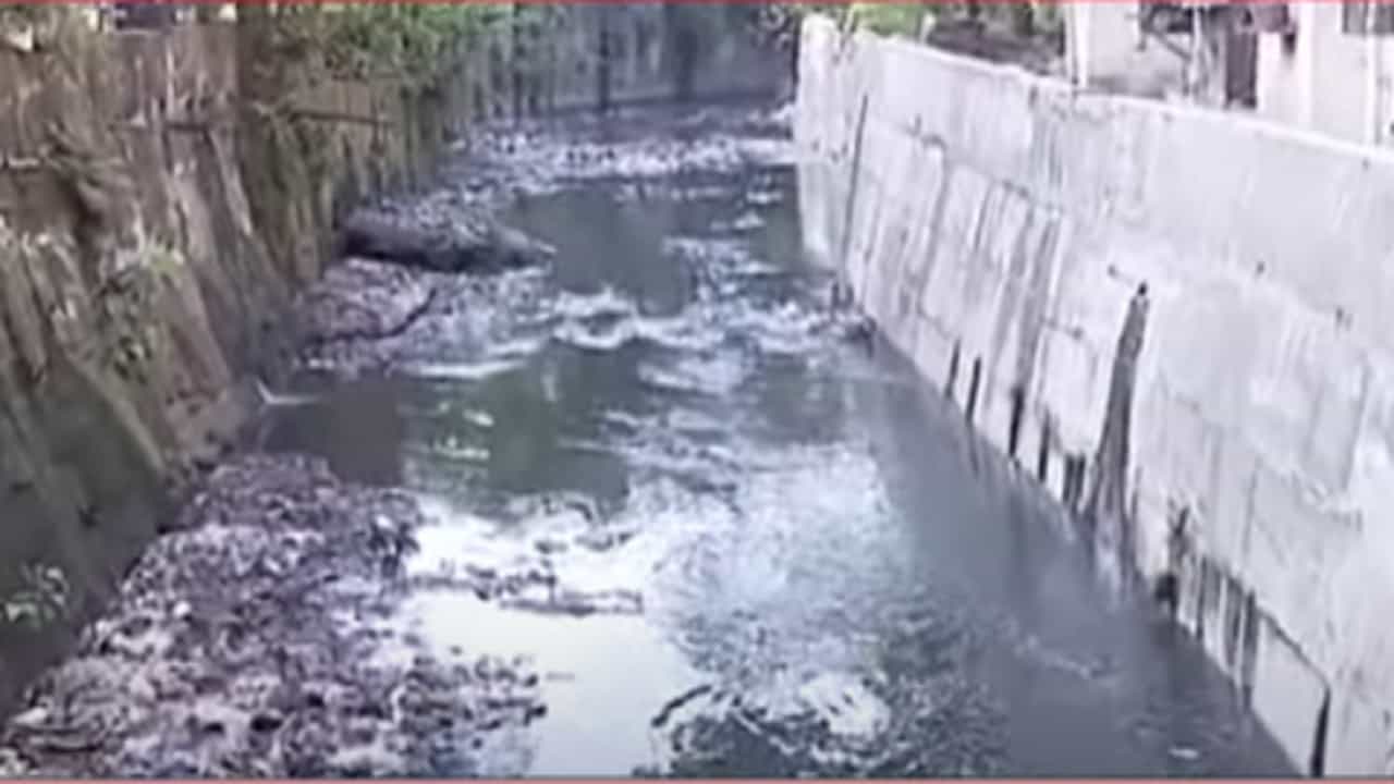 नाले साफसफाईच्या कामांवर आता ड्रोन ठेवणार नजर, कामात कुचराई आढळल्यास कारवाई नाले साफसफाईच्या कामांवर आता ड्रोन ठेवणार नजर, कामात कुचराई आढळल्यास कारवाई