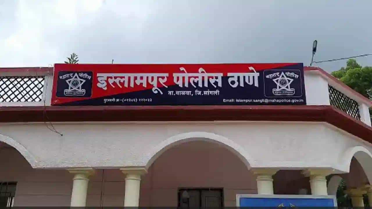 पोलिस स्टेशनमध्ये महिलांचा आत्मदहनाचा प्रयत्न, पोलिस दखल घेत नसल्यामुळे टोकाची भूमिका