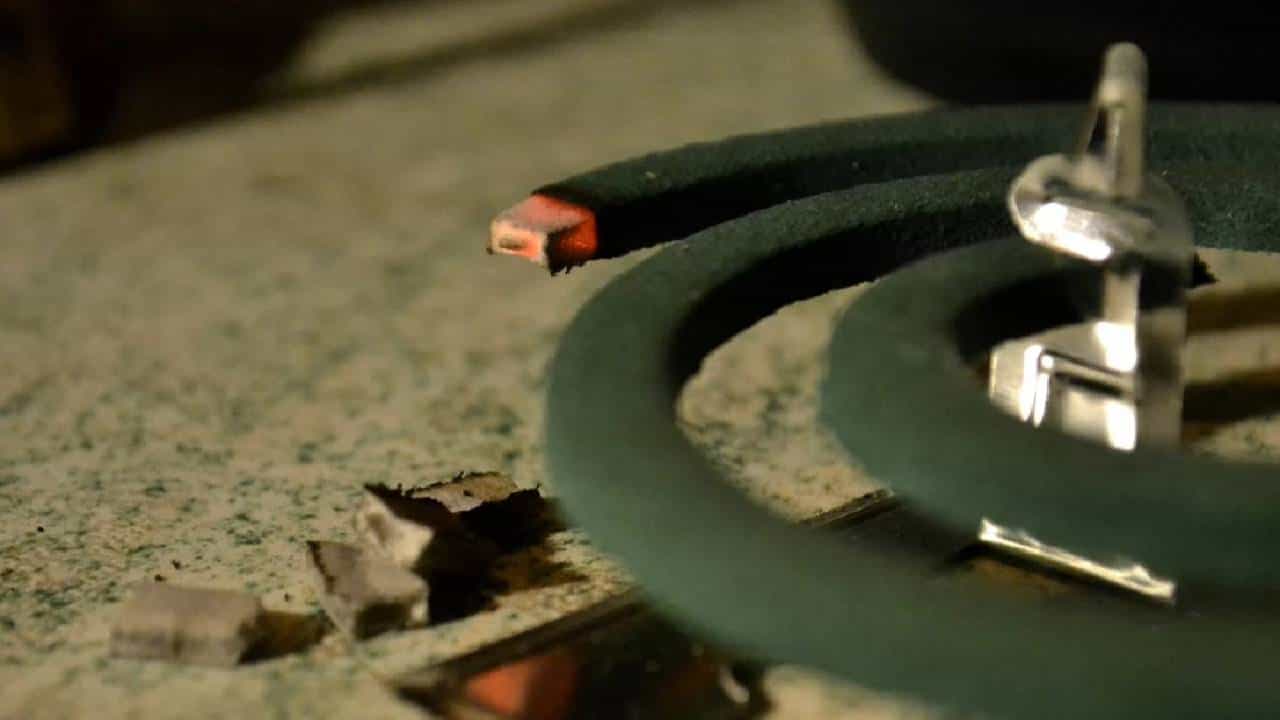 रात्री मच्छर मारणारी कॉईल लावून झोपले, मात्र सकाळी उठलेच नाही; कुटुंबासोबत नेमके काय घडले?