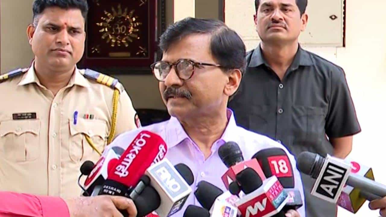 डाव उलटा पडेल उद्या आम्ही ही सत्तेवर येऊ, तेव्हा पोलिसांना उत्तरे द्यावी लागतील : संजय राऊत यांचा इशारा डाव उलटा पडेल उद्या आम्ही ही सत्तेवर येऊ, तेव्हा पोलिसांना उत्तरे द्यावी लागतील : संजय राऊत यांचा इशारा