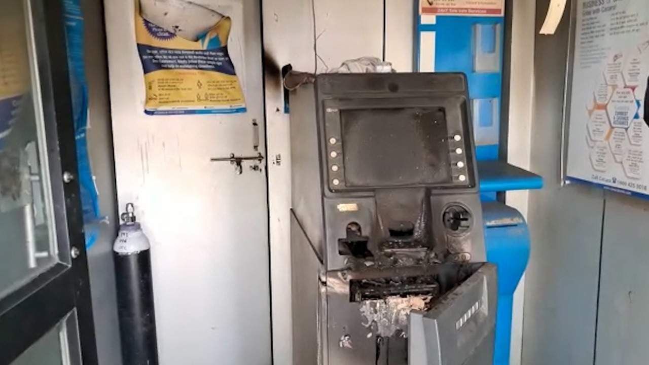 चोरटे एटीएम मशीन कापायला गेले, तेवढ्यात धूर निघाला; त्यानंतर चोरट्यांनी ठोकली धूम