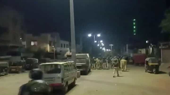 किराडपुराचे जीवन पूर्वपदावर मात्र संभाजीनगरमधील राड्यात एकाचा मृत्यू, 14 पोलीस जखमी किराडपुराचे जीवन पूर्वपदावर मात्र संभाजीनगरमधील राड्यात एकाचा मृत्यू, 14 पोलीस जखमी