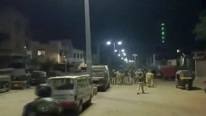 किराडपुराचे जीवन पूर्वपदावर मात्र संभाजीनगरमधील राड्यात एकाचा मृत्यू, 14 पोलीस जखमी किराडपुराचे जीवन पूर्वपदावर मात्र संभाजीनगरमधील राड्यात एकाचा मृत्यू, 14 पोलीस जखमी