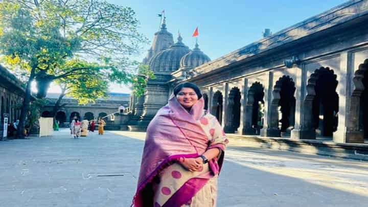 संभाजी छत्रपती यांच्या पत्नी संयोगिताराजे यांना वेदोक्त मंत्र म्हणण्यापासून रोखलं; काय आहे प्रकरण? संभाजी छत्रपती यांच्या पत्नी संयोगिताराजे यांना वेदोक्त मंत्र म्हणण्यापासून रोखलं; काय आहे प्रकरण?