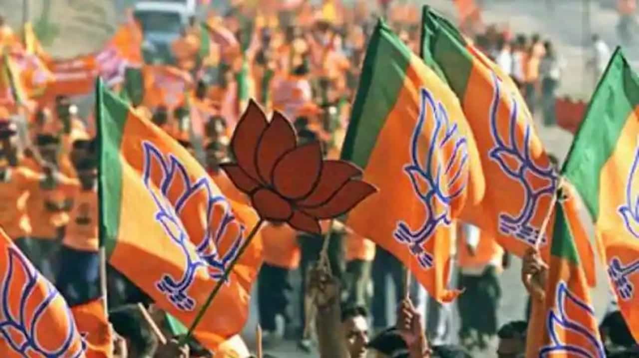 भाजप निवडणुकीला घाबरतंय, काँग्रेसच्या 'या' नेत्यानं केला हल्लाबोल भाजप निवडणुकीला घाबरतंय, काँग्रेसच्या 'या' नेत्यानं केला हल्लाबोल