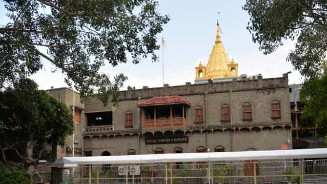 साईबाबा संस्थानबाबत पोस्ट व्हायरल करणे भोवले, बदनामी करणाऱ्यांवर गुन्हा दाखल