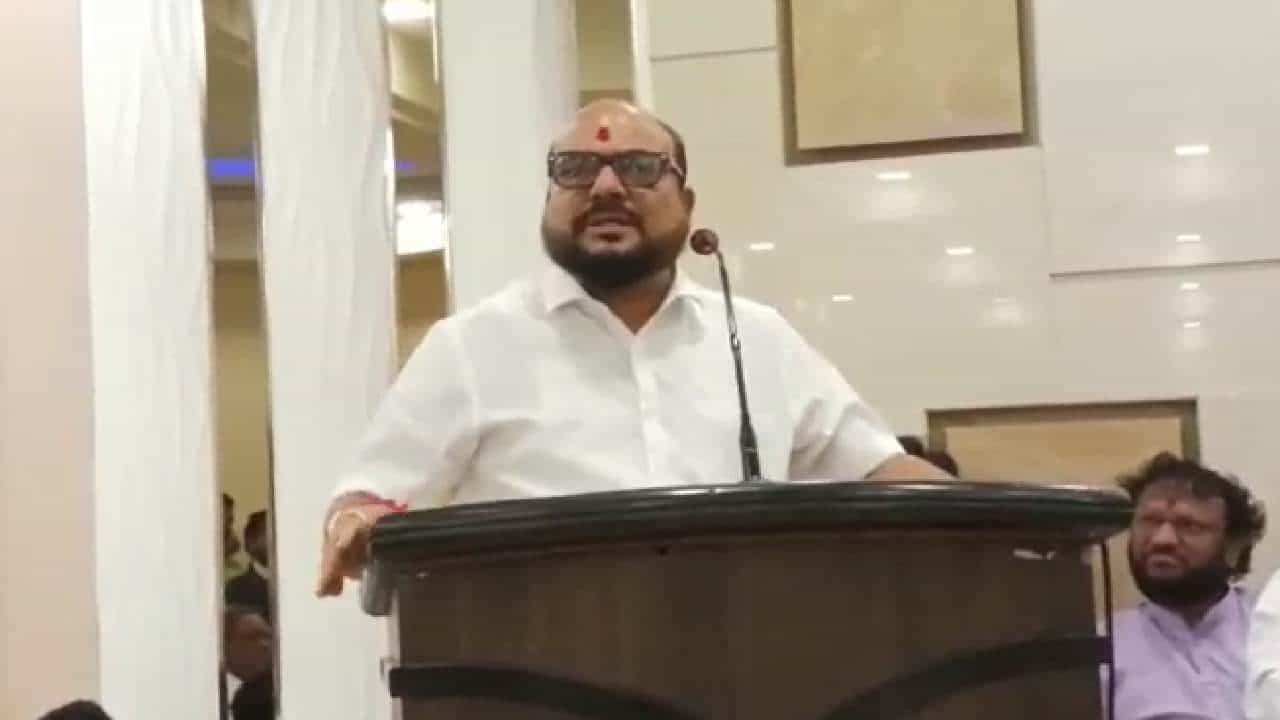 नागपूर टू दादर अकेला गुलाबराव फादर, गटबाजी करणाऱ्यांना खडसावलं, जळगावात चौफेर फटकेबाजी