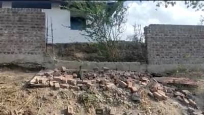 खेळत असताना शाळेची संरक्षण भिंत अंगावर पडल्याने विद्यार्थ्याचा मृत्यू, परिसर हादरला