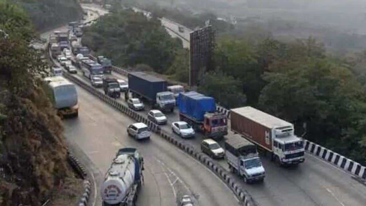 कृपया प्रवासी ध्यान दे, पुणे - मुंबई एक्स्प्रेस वेवर 18 टक्के टोलवाढ