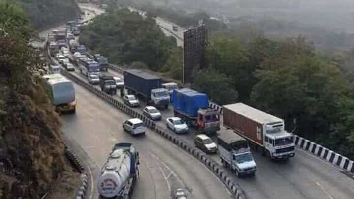 कृपया प्रवासी ध्यान दे, पुणे - मुंबई एक्स्प्रेस वेवर 18 टक्के टोलवाढ कृपया प्रवासी ध्यान दे, पुणे - मुंबई एक्स्प्रेस वेवर 18 टक्के टोलवाढ