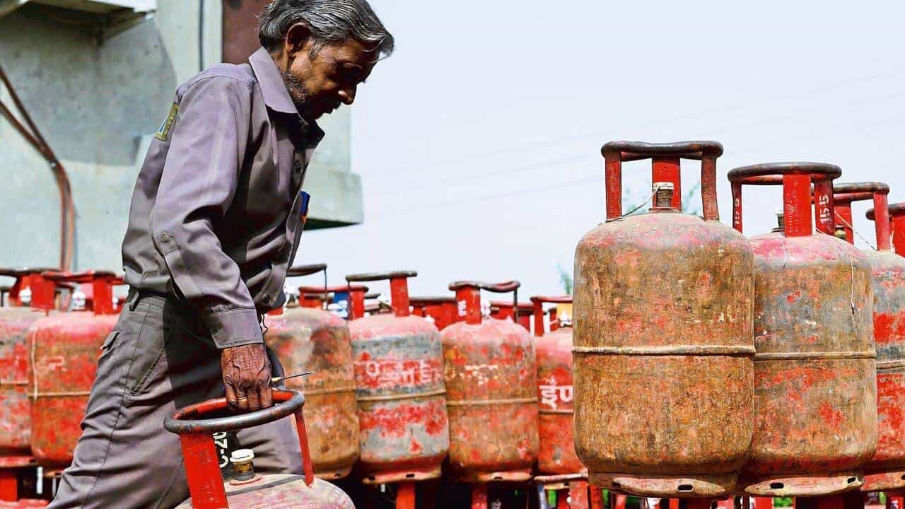 LPG Price Update : सर्वसामान्यांना केंद्र सरकारचे एप्रिल फुल! एलपीजी सिलेंडरचा दिलासा कोणाला?