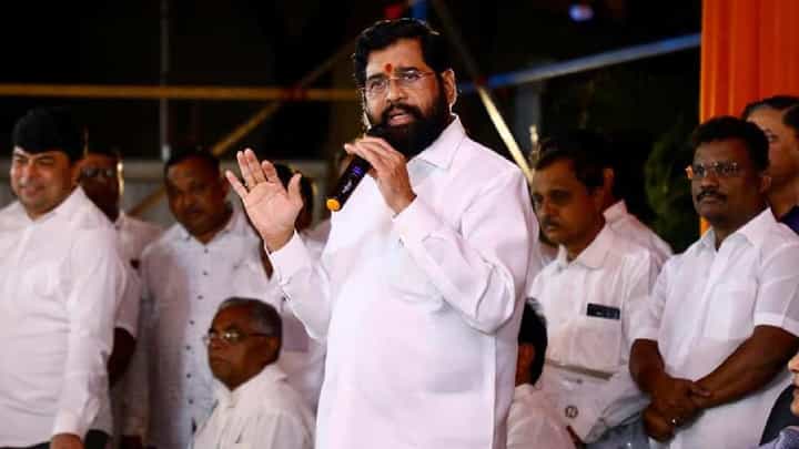 पन्नास खोके घेऊन महिलांना एसटीमध्ये 50% आरक्षण दिलं, पण रिक्षावाल्यांचं काय?; राष्ट्रवादीच्या वरिष्ठ नेत्याचा सवाल पन्नास खोके घेऊन महिलांना एसटीमध्ये 50% आरक्षण दिलं, पण रिक्षावाल्यांचं काय?; राष्ट्रवादीच्या वरिष्ठ नेत्याचा सवाल