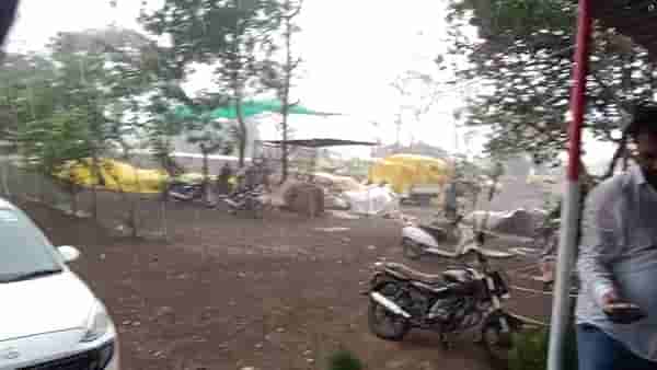 Unseasonal Rain : अवकाळी पावसानं झोडपलं, आज सुध्दा पावसाची शक्यता, शेतकऱ्यांची धांदल