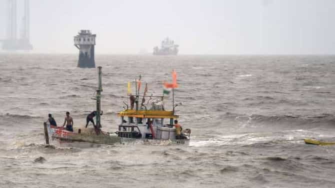 मुंबईच्या समुद्रामध्ये पुन्हा एकदा संशयास्पद बोट; यावेळी दोन पाकिस्तानी नागरिक
